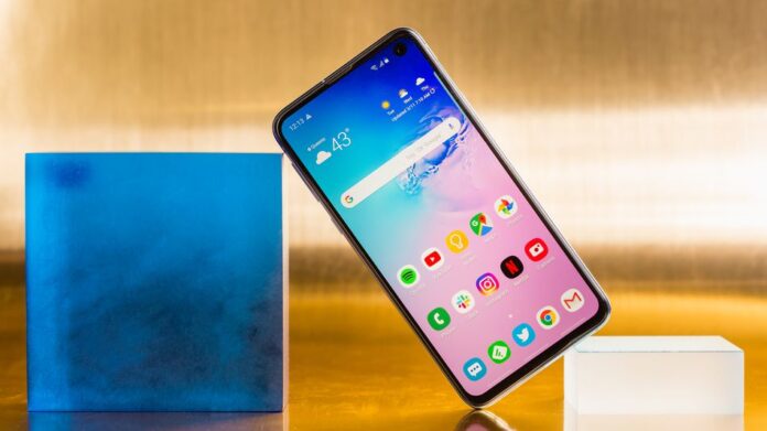 Samsung Galaxy S10e / Подборка смартфонов на замену флагманам / Mashable